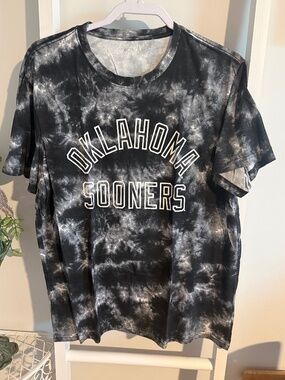 Captivating Black & White Tie Die "Oklahoma Sooners" T-Shirt Sz: Large